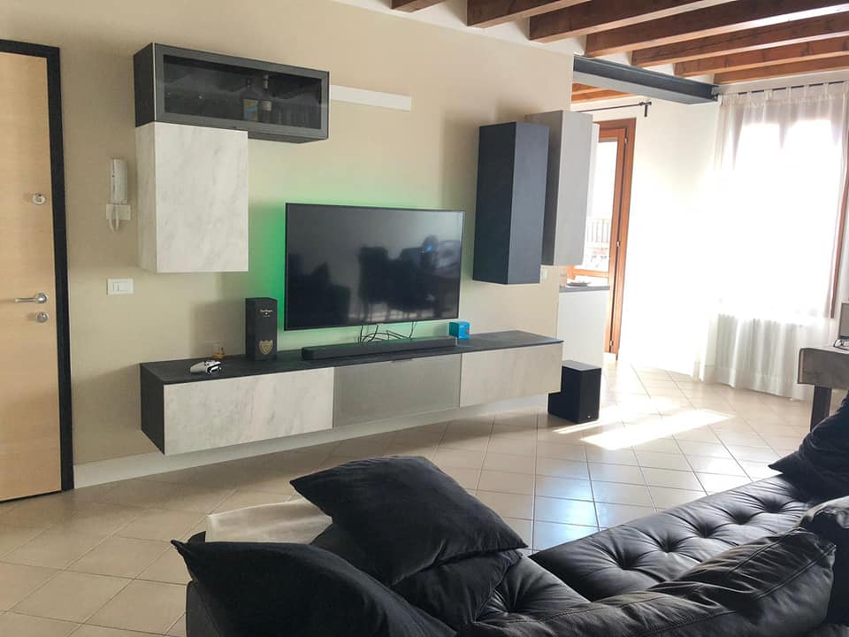 Smart TV moderno in soggiorno